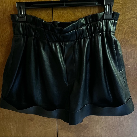 ALICE AND OLIVIA Reagan Faux Leather Shorts in Black | Size S (US 4-6) - Picture 2 of 8